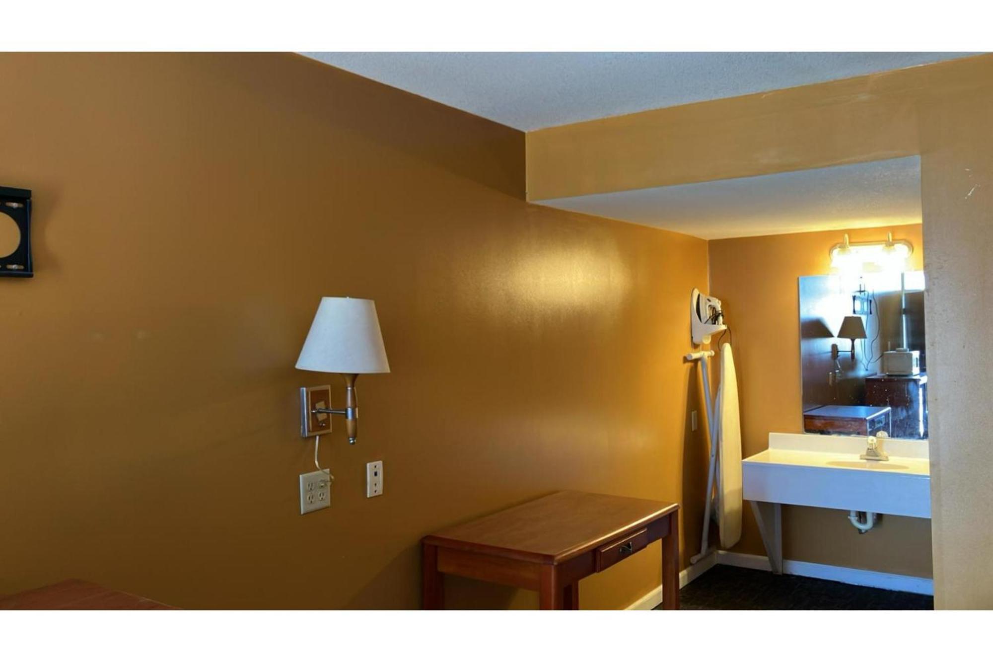 Sky Palace Inn By Oyo Anthony Ks Esterno foto
