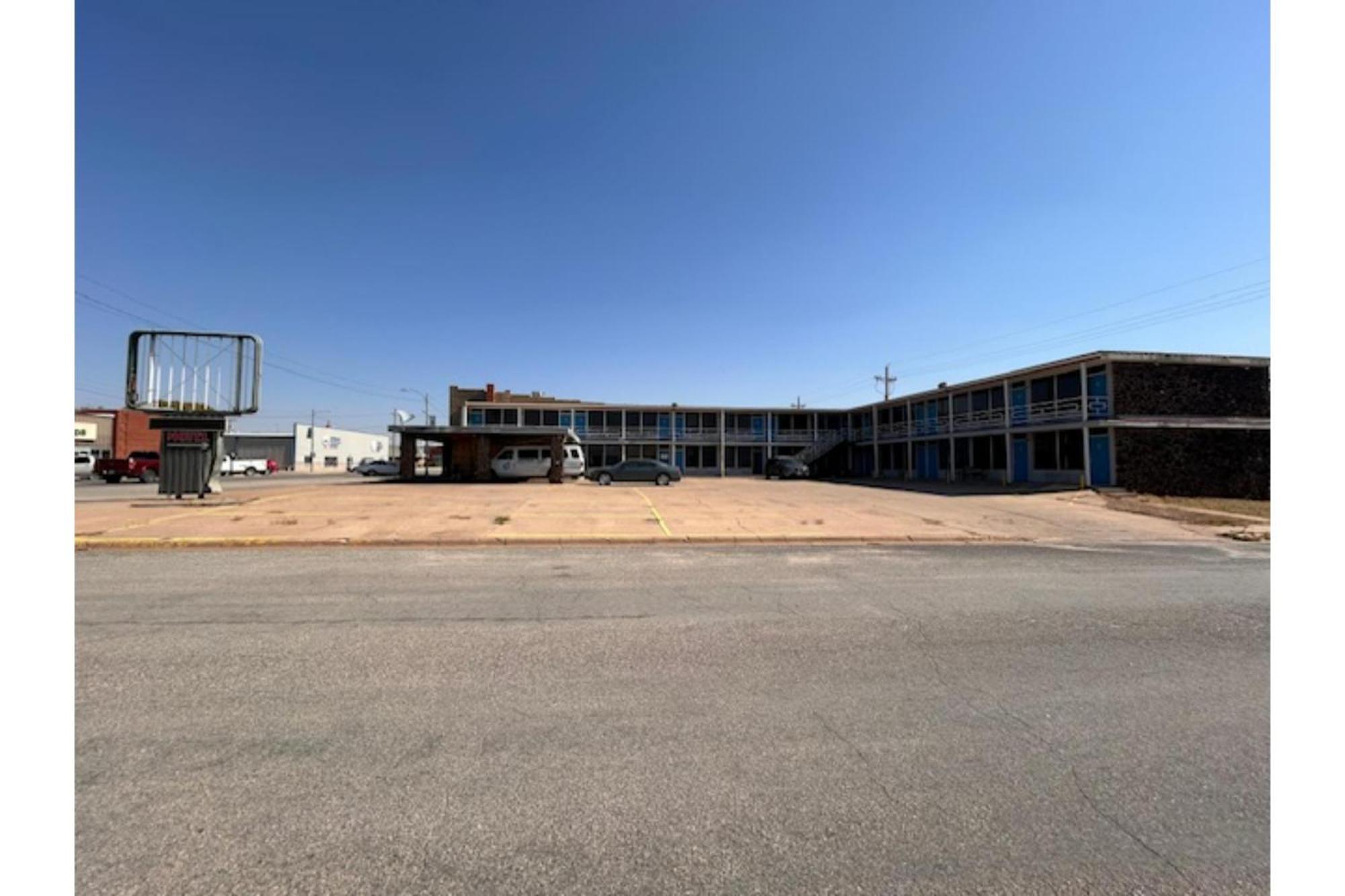 Sky Palace Inn By Oyo Anthony Ks Esterno foto